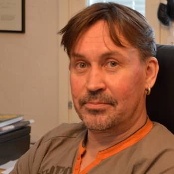 Taiteilijaelämää: Kirjailija ja käsikirjoittaja Marko Leino haluaa joka kerta yllättää