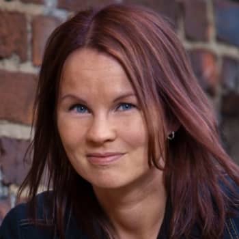 Viikon kirja: Kirjailija Marisha Rasi-Koskinen ja novellikokoelma Vaaleanpunainen meri