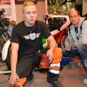 YLE Lahti: Autopajan pojat selättävät murrosiän moottoria rassaamalla