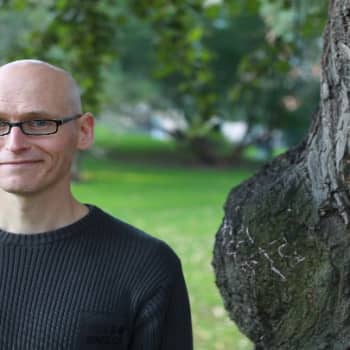 Kirjakerho: Finlandia-palkinnon voittanut kirjailija Jussi Valtonen haastattelussa