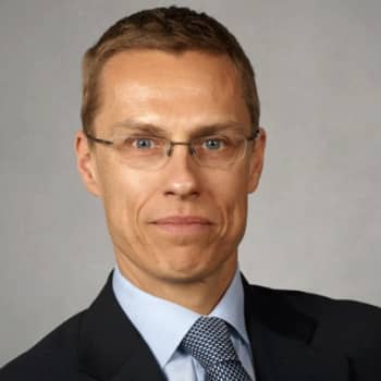 Haastattelijoina lähetyksessä ovat toimittaja Eija Mansikkamäki Maaseudun Tulevaisuudesta, toimittaja Martta