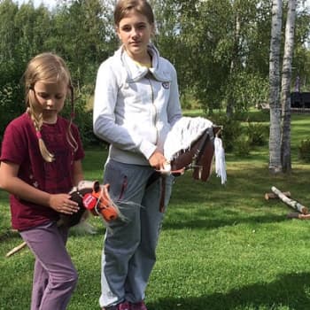 YLE Tampere: Tytöt päättivät järjestää keppihevoskisat