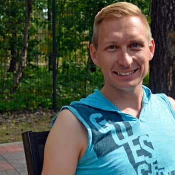 Yövieras: Dragartisti Marko Vainiolla on sekä nais- että mieshahmoja