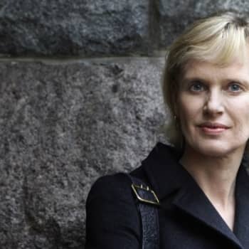 Viikon kirja: Kirjailija Siri Hustvedt ja romaani Säihkyvä maailma