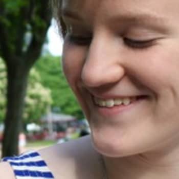 Toimittaja Hilla Blomberg tapaa eri-ikäisiä suomalaisia ja keskustelee heidän kanssaan, miten haastateltavat ovat