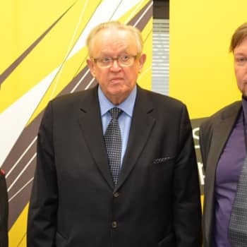 Leikola ja Lähde: Ahtisaari ihailee Mandelaa varauksetta