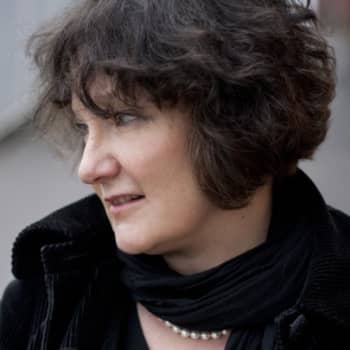 Viikon kirja: Kirjailija Monika Fagerholm ja Nadja Nowak keskustelevat romaanista Lola ylösalaisin