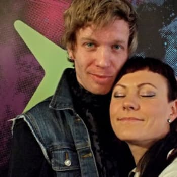 Mira Luoti ja Raine Heiskanen esittävät uutismusikaalin