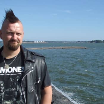 Yövieras: Klamydia-yhtyeen Vesku Jokiselle punk on edelleen elämänasenne