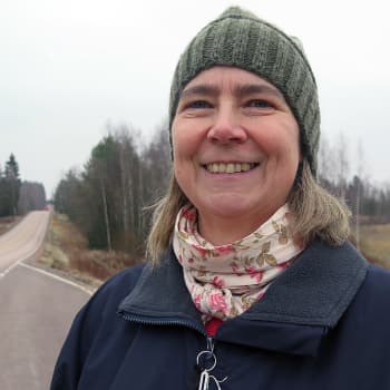 Teija Ihanamäki on liftannut 25 kilometrin työmatkan jo vuosia – myös isän kuolemaa hän suri peukku pystyssä