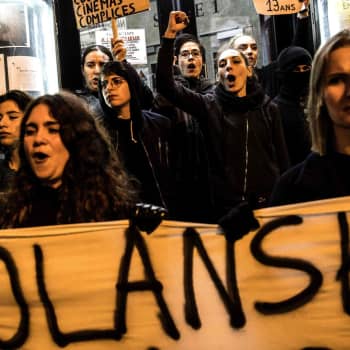 Protesterna mot Roman Polanski tilltar i Frankrike.
