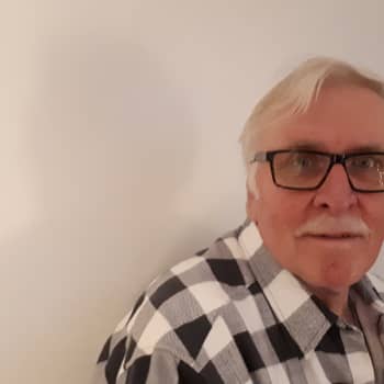 Kari Sysmäläinen on ollut pukkina yli kymmenen vuotta - pukin työ on hikistä hommaa