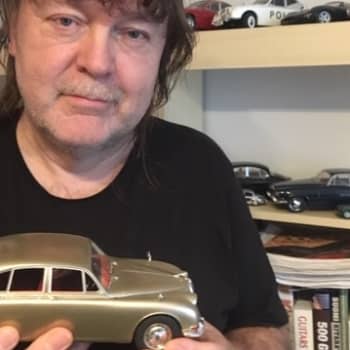 Suuri mies - Pienet autot. Turo's Hevi Gee-basisti hurahti Jaguareihin.