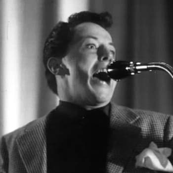 Suomen Elvis Lars "Heruli" Herrmann laulaa radiossa