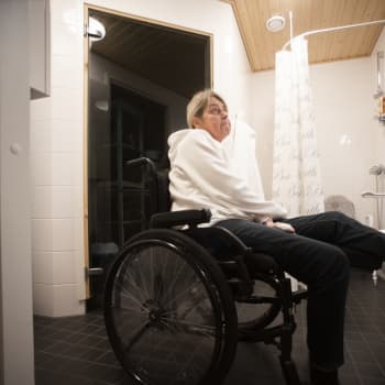 Tuija kan inte gå i duschen eller laga mat sex dagar i veckan, och får ingen hjälp av staden med att hitta assistent