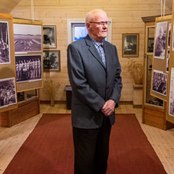 På besök i Hägglunds fotomuseum i Vörå