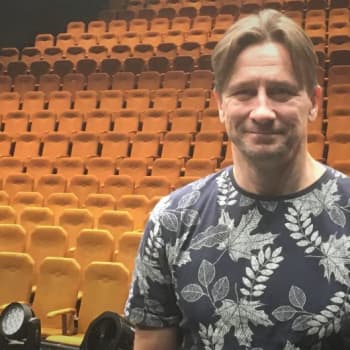 50 vuotta täyttänyt näyttelijä Jyrki Mänttäri on viihtynyt koko uransa samassa teatterissa - sekä vaatteet päällä että alasti
