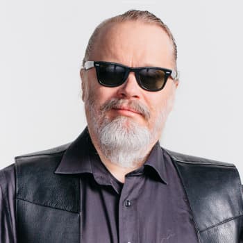 Rootsseikkailu käynnistyy vihreän joen rantamilta vuorten miesten tapaan!