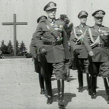 Kunnianosoitus Suomen Marsalkan haudalla (1952)
