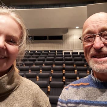 Sebbe Häggblom från Visans vänner i Östnyland och artisten Tove Ljungqvist pratar om visor