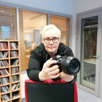 Maarit Ignatius katsoo kameran läpi virtaavaa vettä