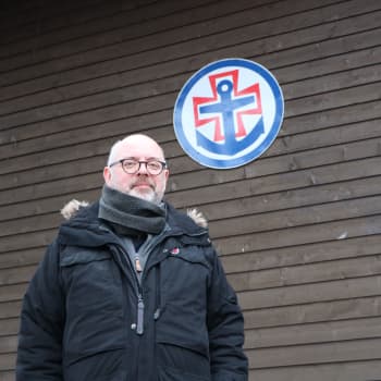 Oroa dig inte om du ser 400 nödraketer i Esbo på söndag - sjöräddare Markus Korpela hjälper allmänheten att testa sina raketer