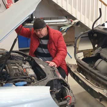 Pieni kolhu auton keulassa voi aiheuttaa yllättävän ison lasku
