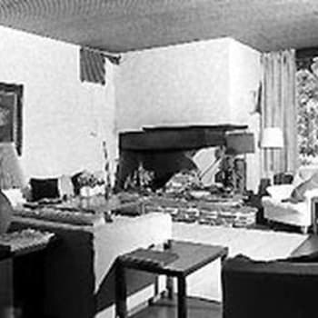 Hyvin toimeentulevat ihmiset. Naistoimitusjohtaja (1970)