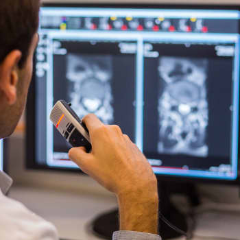 Kring tvåhundra HUS-anställda kan få gå då robotar tar över diktamen - "Roboten gör fel, medicinen Marevan kan bli Mårtensdal"