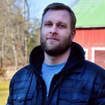 Familjen Pihlström jobbar och går i skola i Nyland - men bor i Egentliga Finland