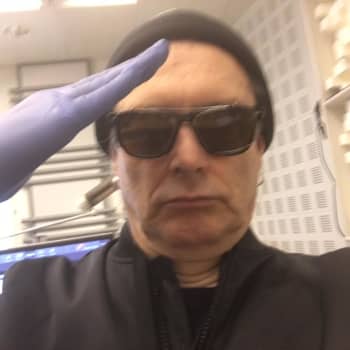Älä astu mun sinisille suojakäsineille!