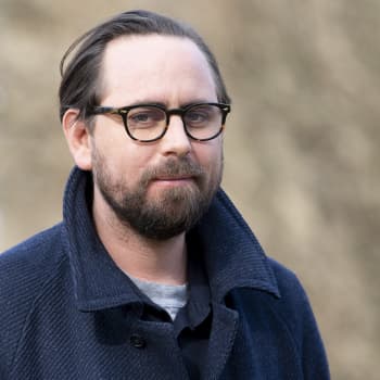 Philip Teir: “Ymmärrän kirjailijoiden tarpeen sanoa: tämä on vain romaani, ei minun elämääni.”