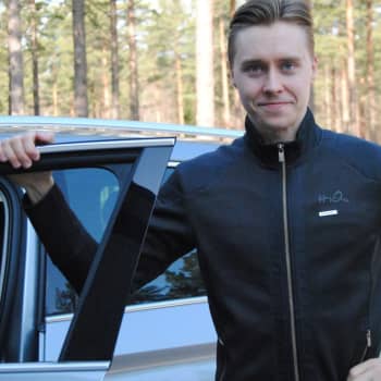 Rallyföraren Emil Lindholm från Ingå studerar och nottränar
