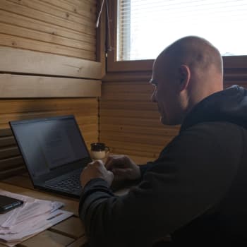 Teemu Takalo tekee etätöitä saunassaan