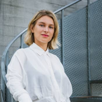 Kaya Pakaslahti regisserade serie på distans