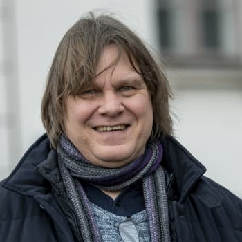"Romaani vaatii enemmän miettimistä ja kirjoituskertoja kuin runous", sanoo esikoisromaaninsa kirjoittanut Jukka Koskelainen