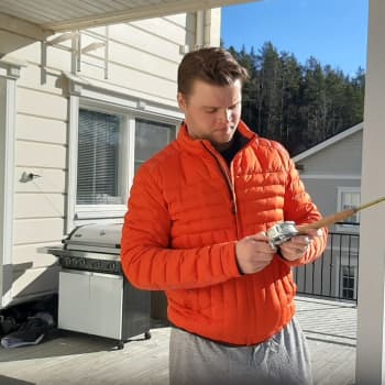 Kiekkomies Teemu Hartikainen juttelee ennemmin kalastuksesta