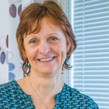 Borgårektor Anne Smolander tycker skolorna skulle kunna hållas stängda
