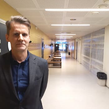 Elever i riskgrupperna ska fortsättningsvis få distansundervisning säger rektor Peter Lindqvist