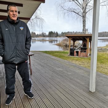 Veli-Pekka Ketola, 72, on ollut eristyksissä jo yli kaksi kuukautta — Kiekkolegendasta tuli kasvot ikäihmisten eristäytymiselle