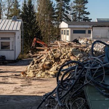Nu rivs Inveons gamla skolbyggnader i Haiko - i framtiden ska här bli havsnära bostäder