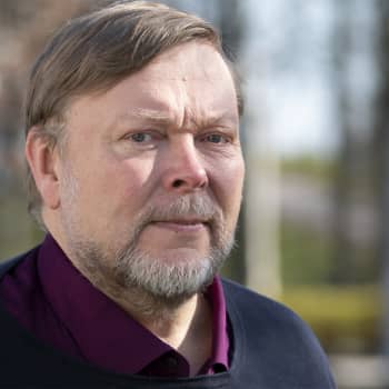 "Minulla oli tietokoneella auki 4500 erilaista verkkosivua", kertoo Markus Leikola jättiromaaninsa kirjoittamisesta