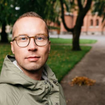 Sexuella övergrepp på barn har ökat under coronakrisen. Är det rätt tidpunkt att satsa pengar på köp av nya stridsflygplan?