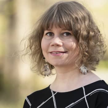 "Halusin laittaa rikkinäisen perheen pieneen tilaan ja katsoa mitä tapahtuu", sanoo Siina Tiuraniemi