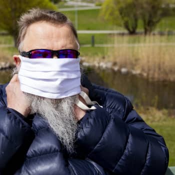 Ansiktsskydd av tyg skyddar främst andra, och polyester är bättre än bomull