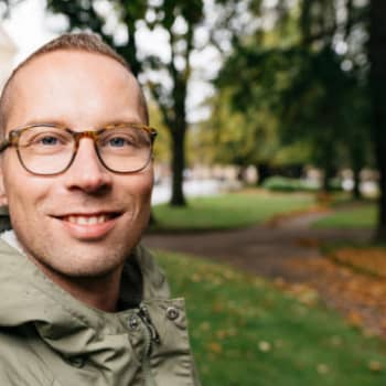 Eva från Grankulla insjuknade i corona. I Esbo vill man avsätta två nämnder efter det att medlemmar har bytt parti