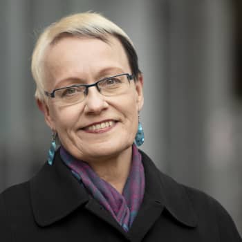 "On hieman pelottavaa kurkistaa itsensä sisälle", sanoo Johanna Sinisalo