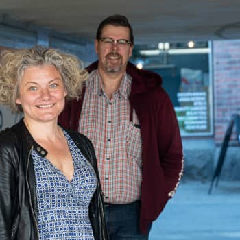 Fredagskaffe med Christina Mickos och Mikael Grönroos "Idag har jag lämnat strumpbyxorna hemma"