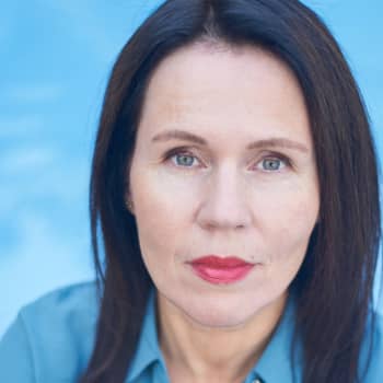 "Kuka on oikea minä vai olemmeko aina versioita itsestämme?" kysyy Tiina Laitila Kälvemark