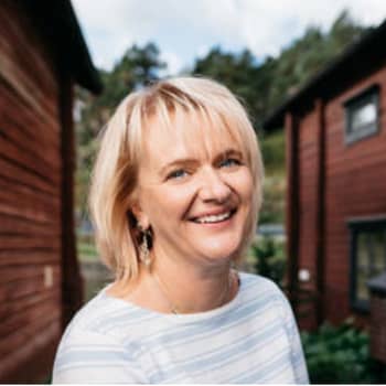 Vega Dag med musiknyheter. Sandra Långbacka uppträder med musik i serien Hemmalive